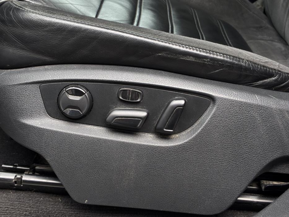 VOLKSWAGEN Touareg 2012