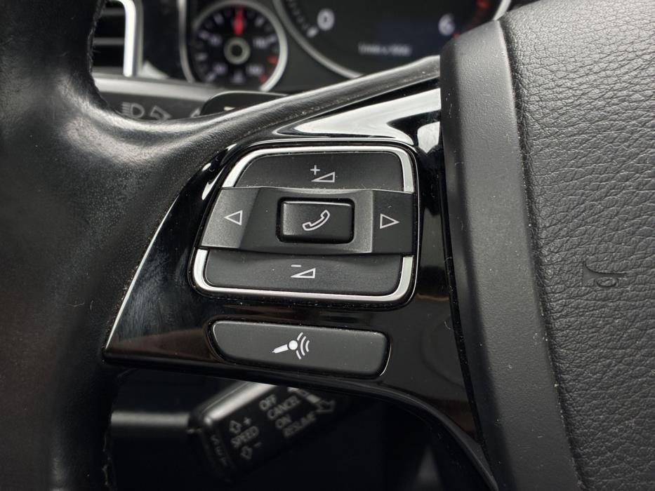 VOLKSWAGEN Touareg 2012
