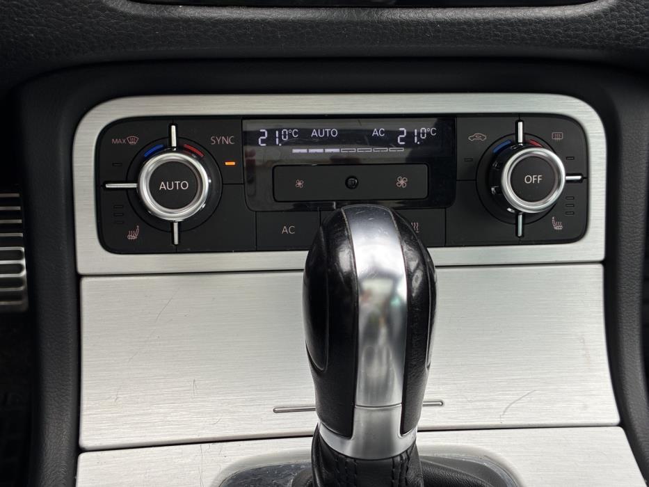 VOLKSWAGEN Touareg 2012