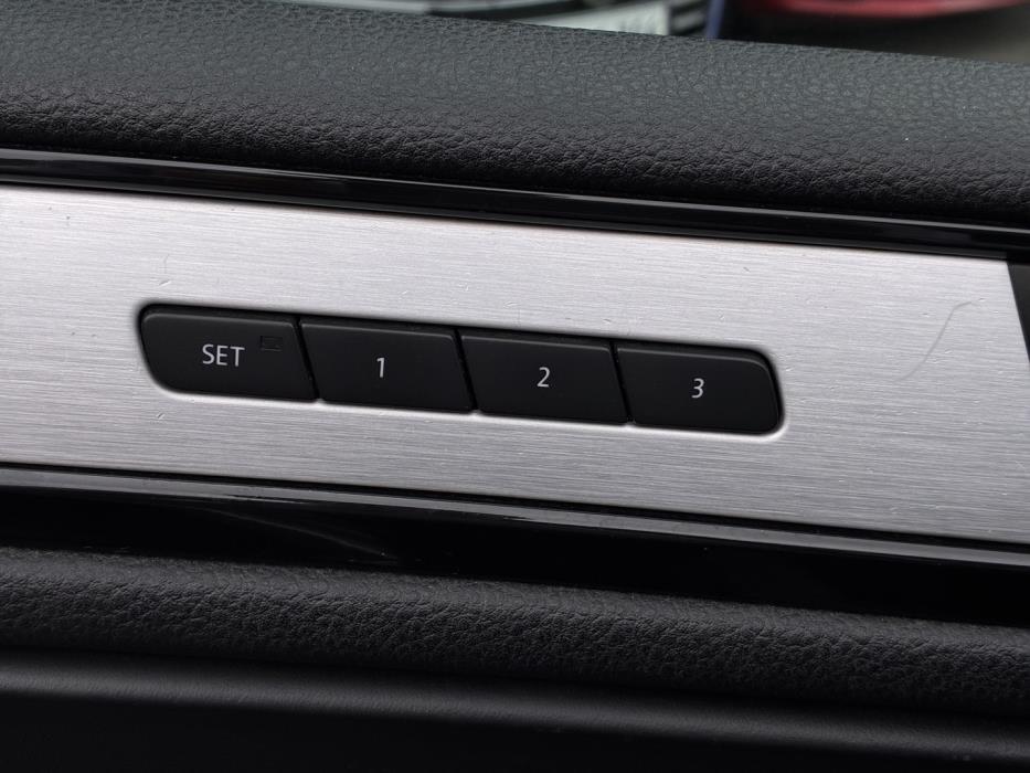 VOLKSWAGEN Touareg 2012