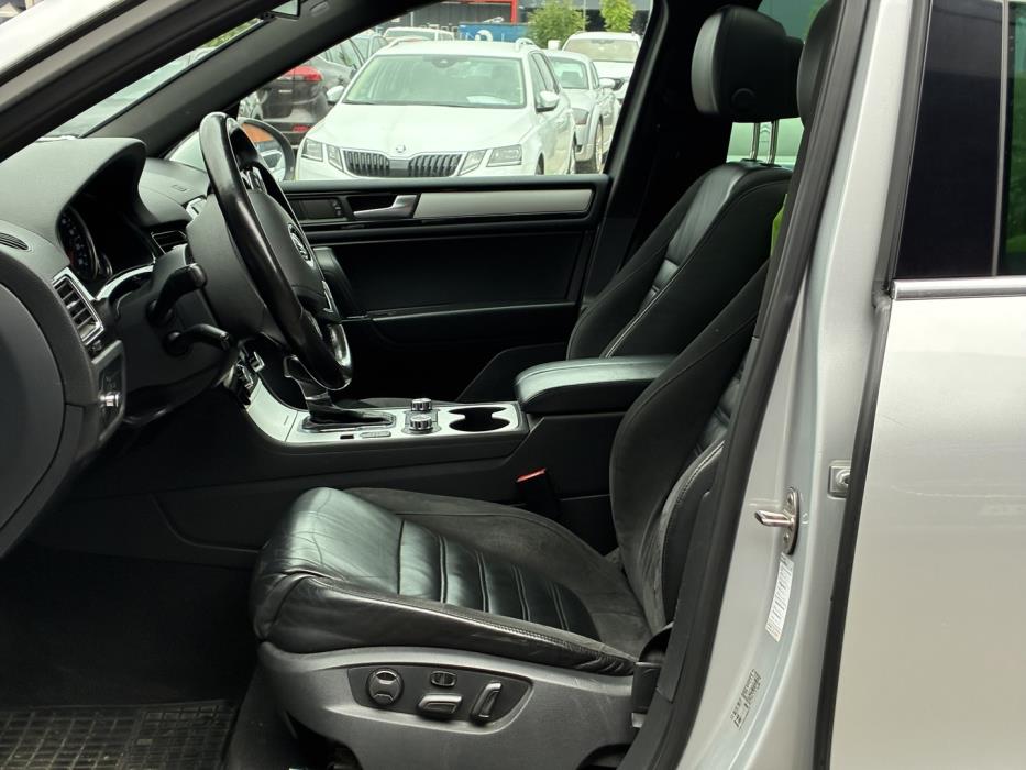 VOLKSWAGEN Touareg 2012