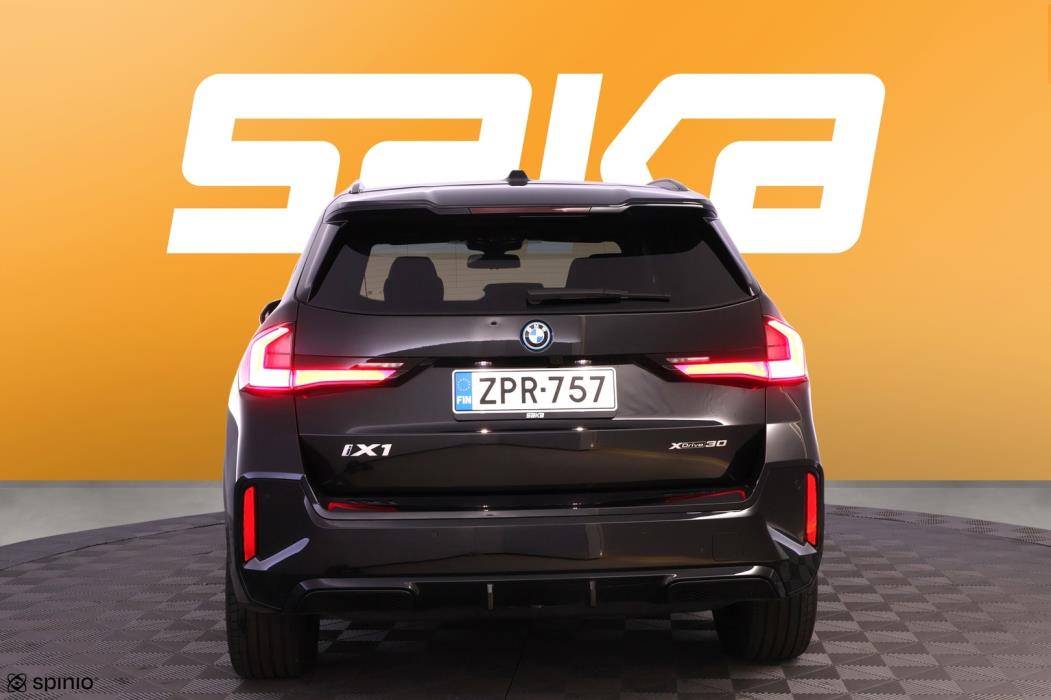 BMW iX1 2025