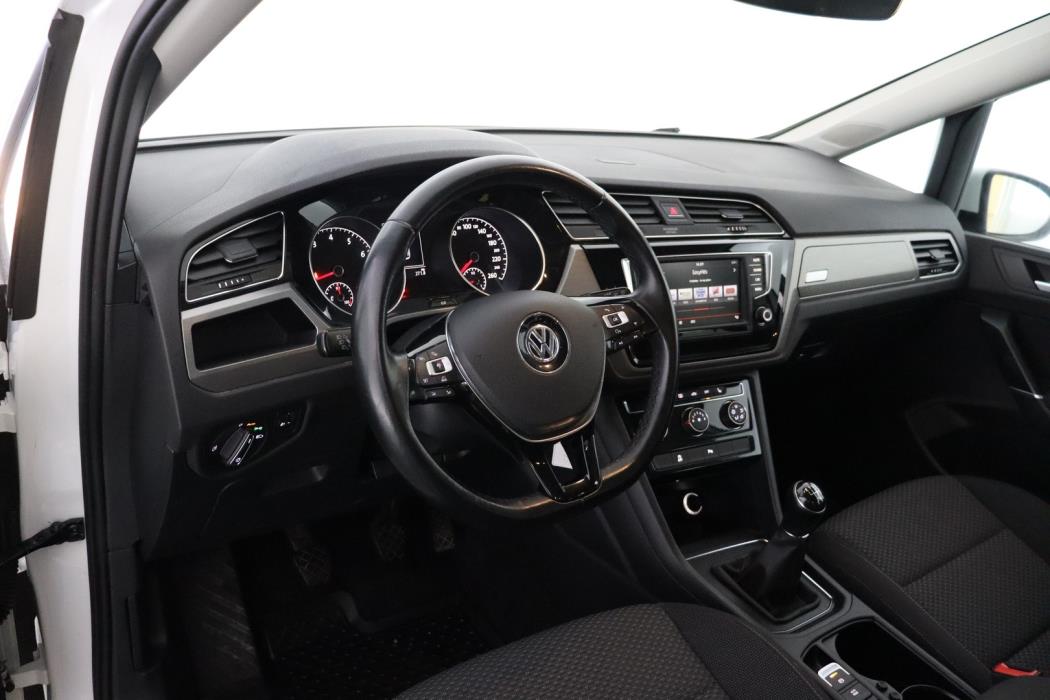 VOLKSWAGEN Touran 2016