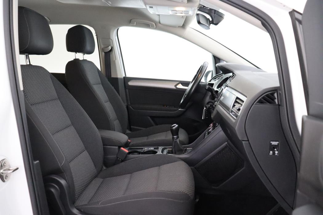 VOLKSWAGEN Touran 2016