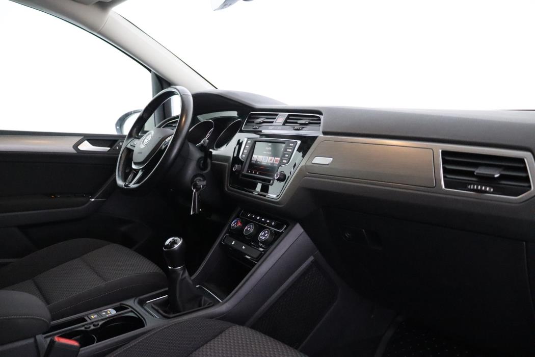 VOLKSWAGEN Touran 2016