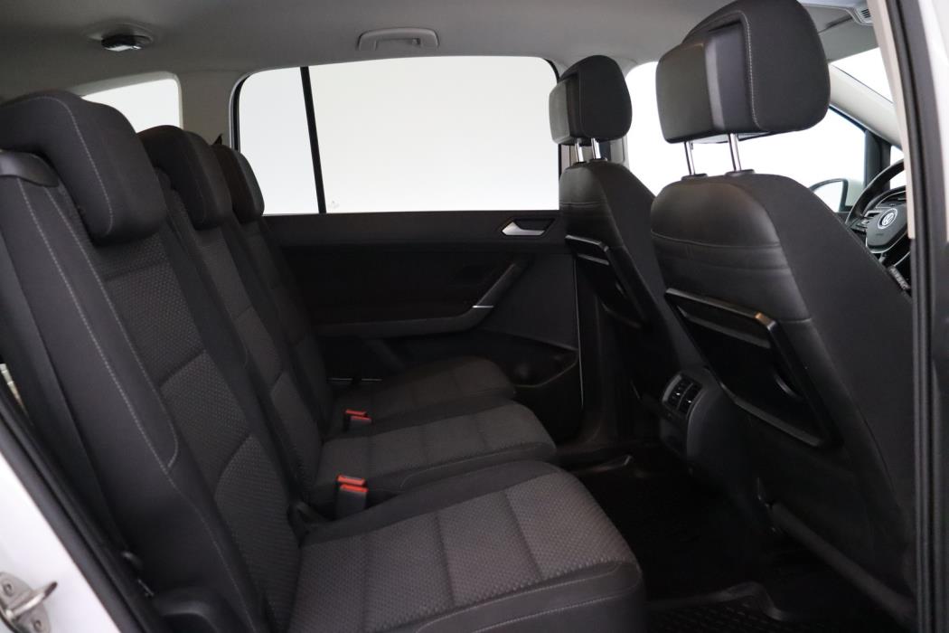 VOLKSWAGEN Touran 2016