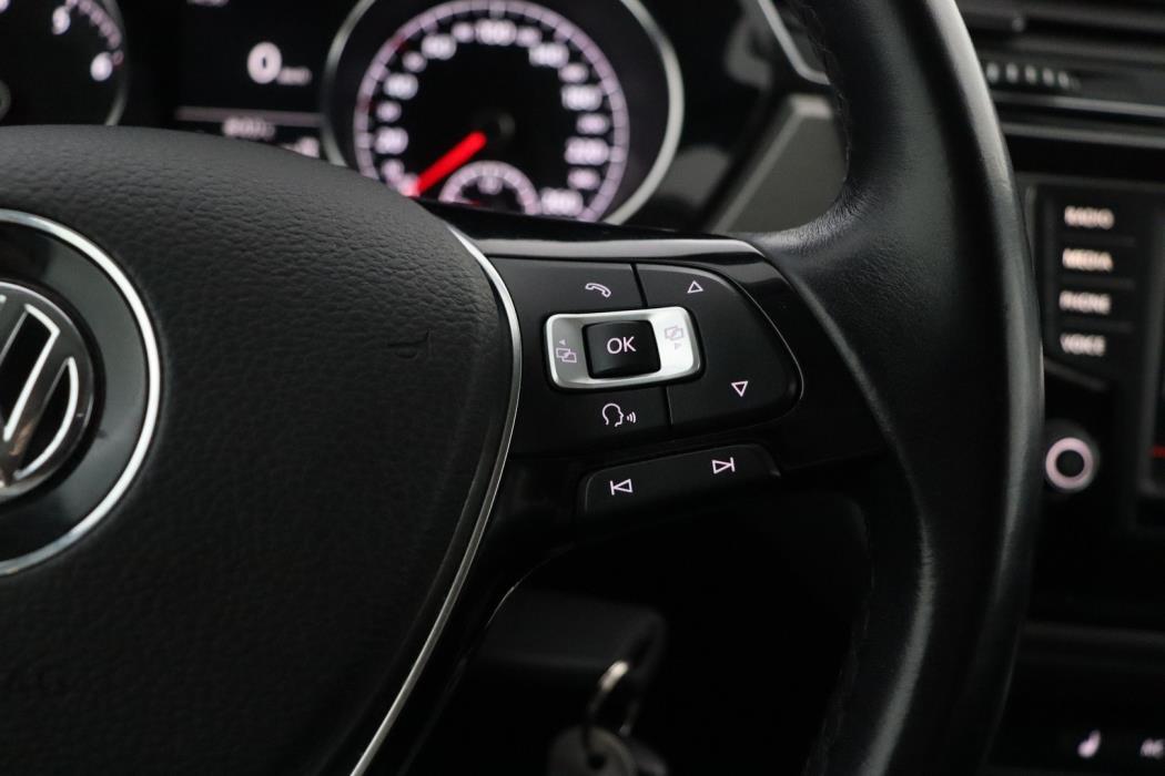 VOLKSWAGEN Touran 2016