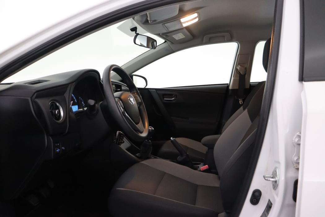 TOYOTA Auris 2016