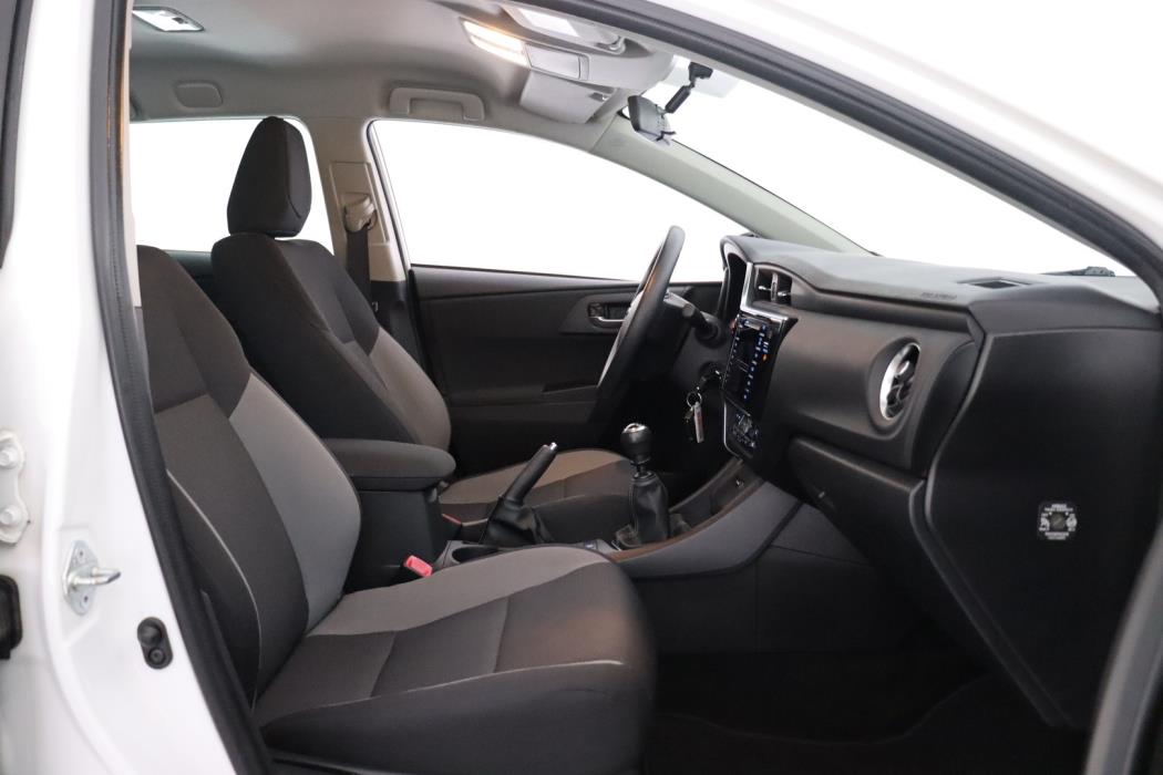 TOYOTA Auris 2016