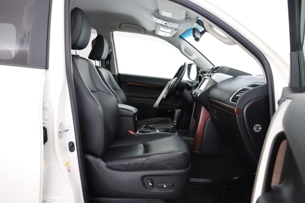 TOYOTA Land Cruiser 2016