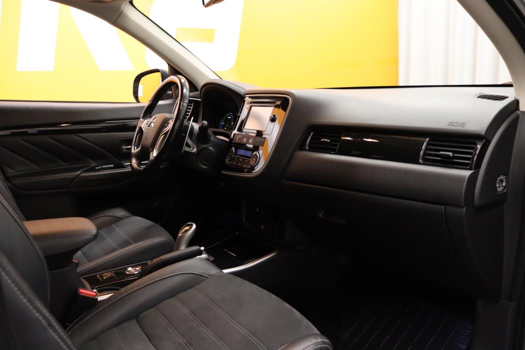 MITSUBISHI Outlander PHEV 2016