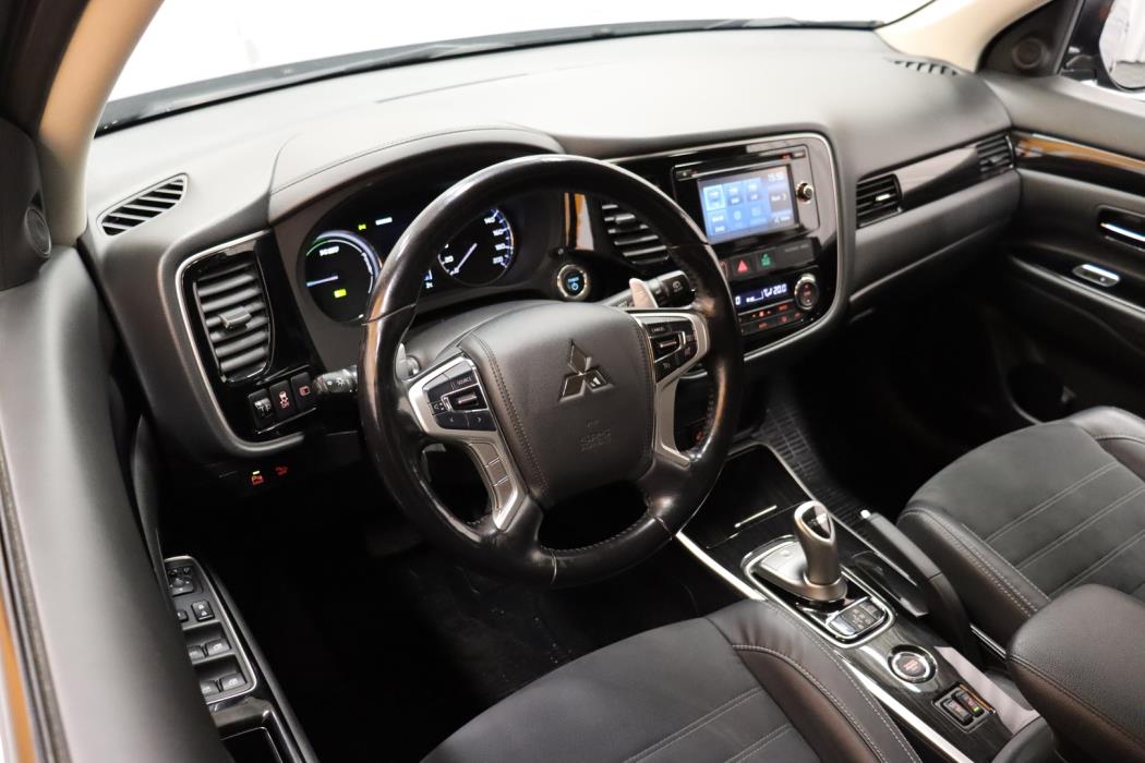 MITSUBISHI Outlander PHEV 2016