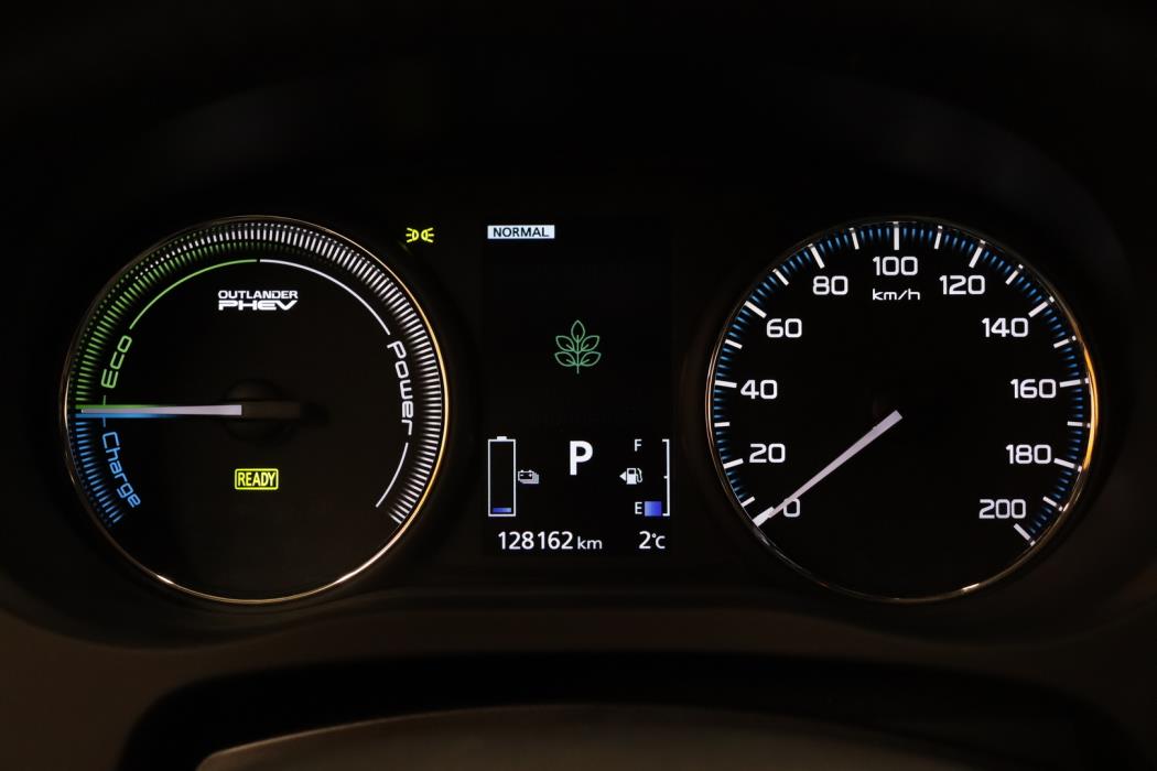 MITSUBISHI Outlander PHEV 2016