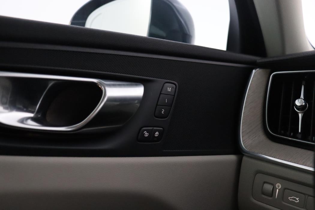 VOLVO XC60 2021