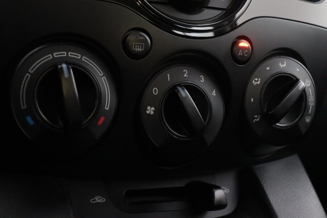 MAZDA 2 2012