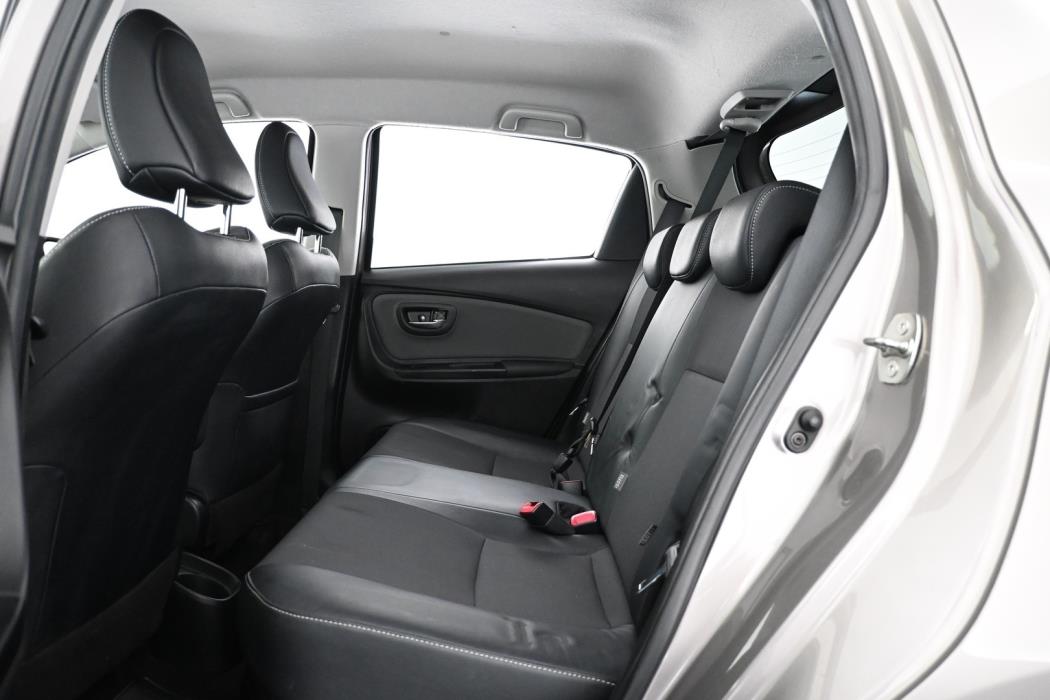 TOYOTA Yaris 2015