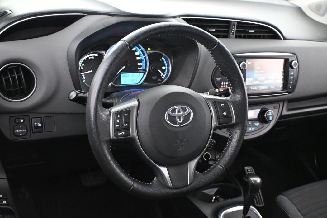 TOYOTA Yaris 2015