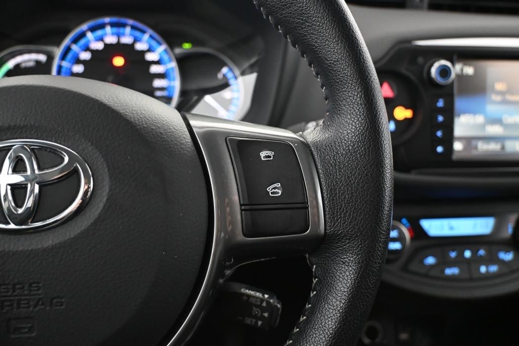 TOYOTA Yaris 2015
