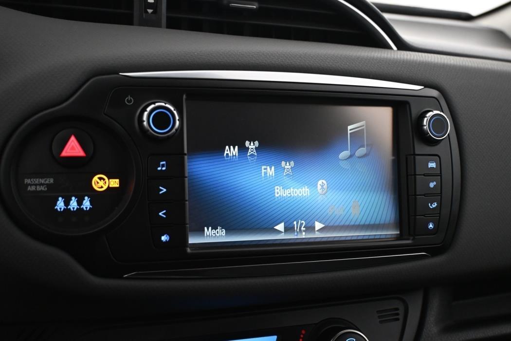 TOYOTA Yaris 2015