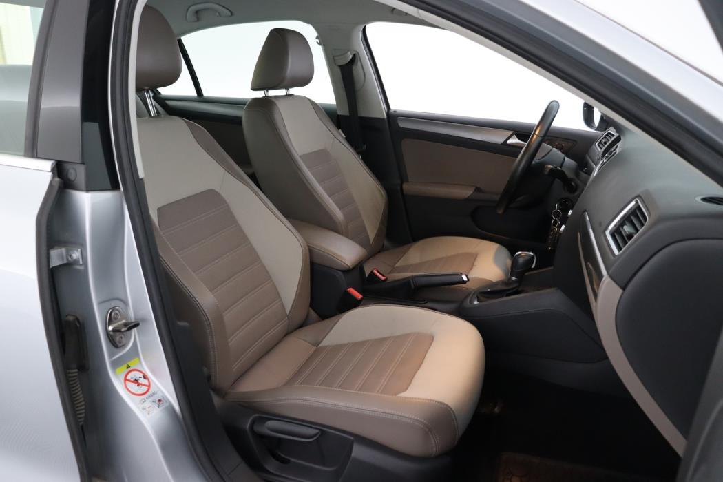 VOLKSWAGEN Jetta 2012