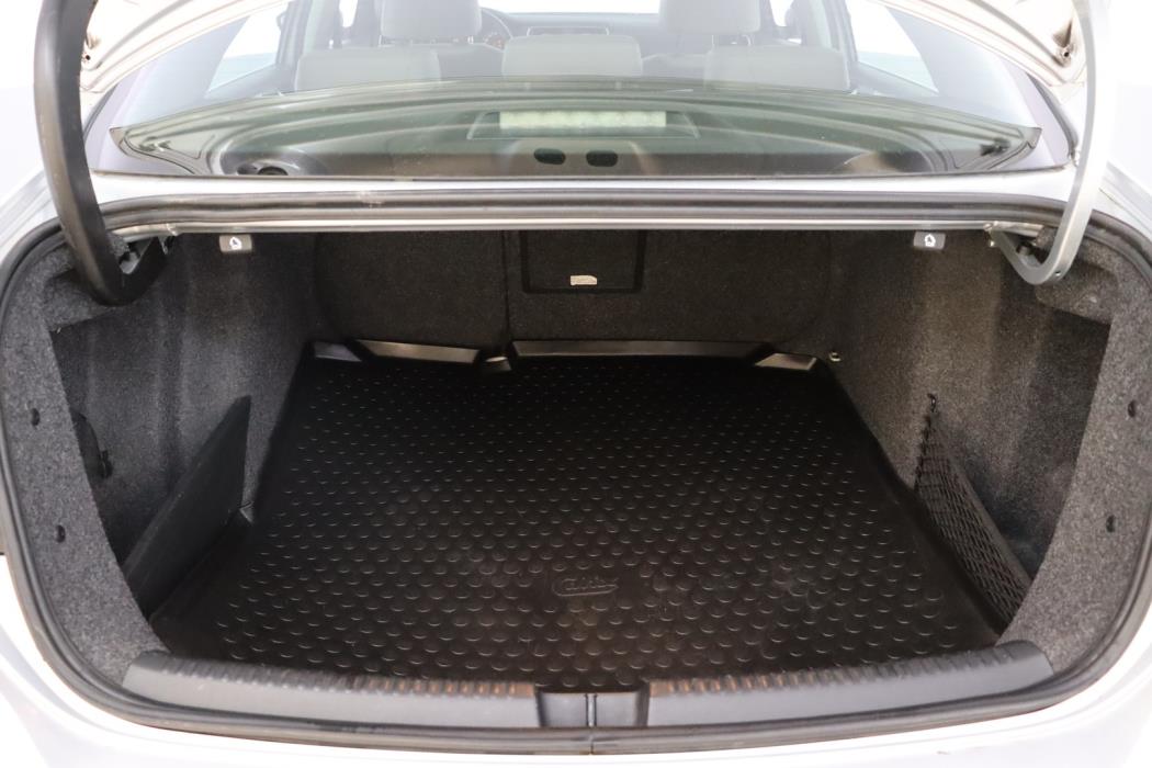 VOLKSWAGEN Jetta 2012