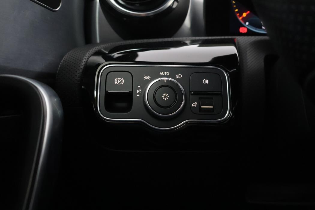 MERCEDES-BENZ A 2021