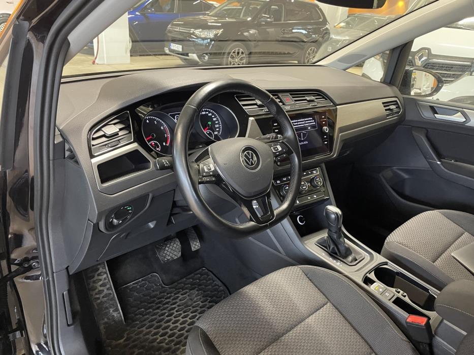 VOLKSWAGEN Touran 2021