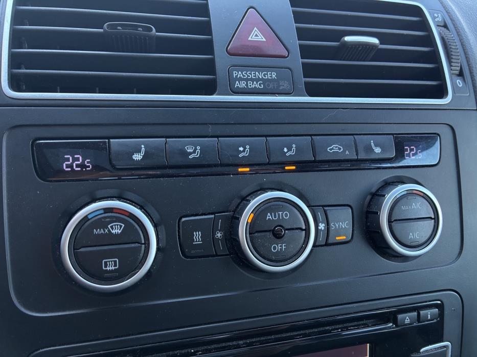 VOLKSWAGEN Touran 2014