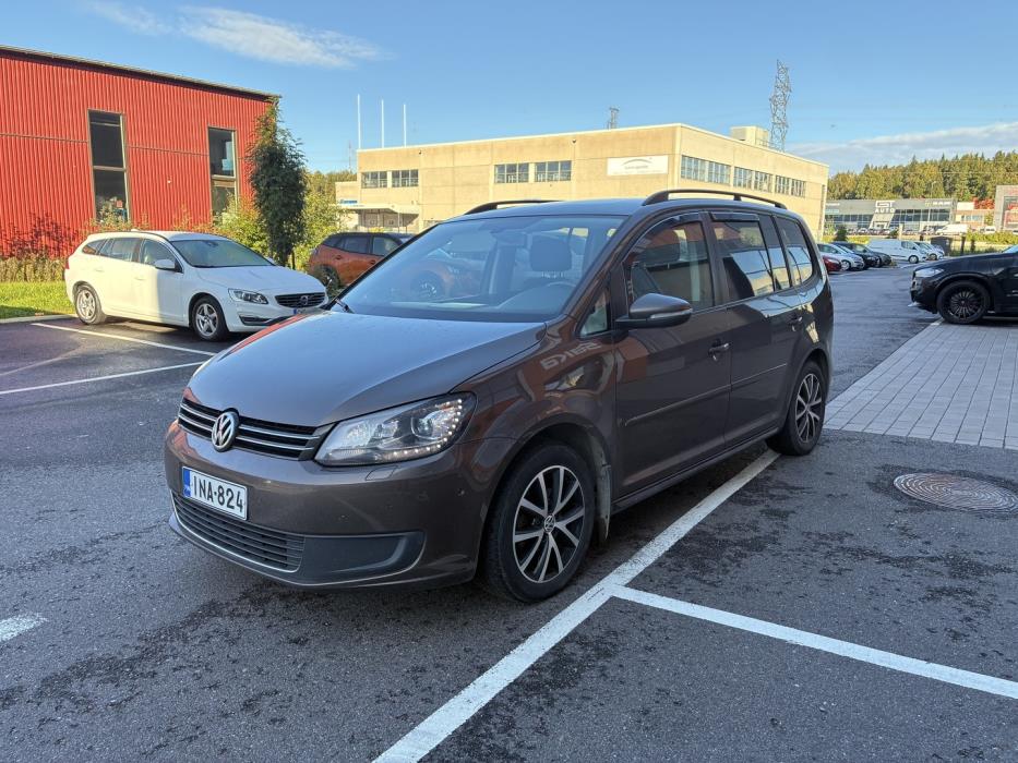 VOLKSWAGEN Touran 2014