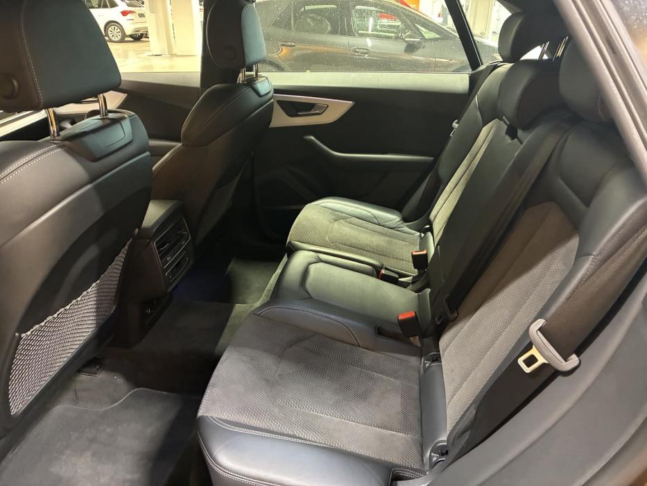 AUDI Q8 2021