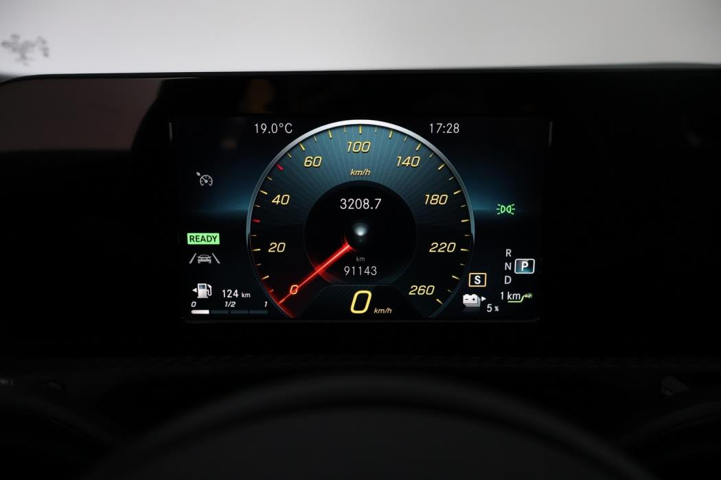 MERCEDES-BENZ A 2022