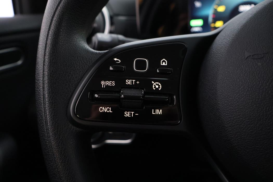 MERCEDES-BENZ A 2022