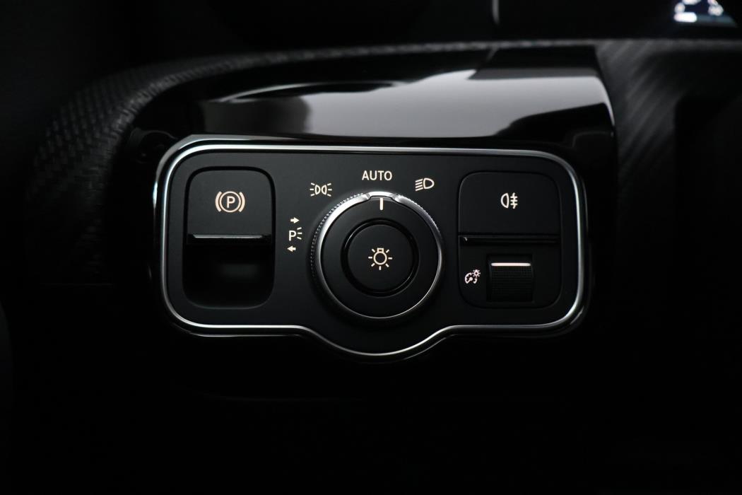 MERCEDES-BENZ A 2022