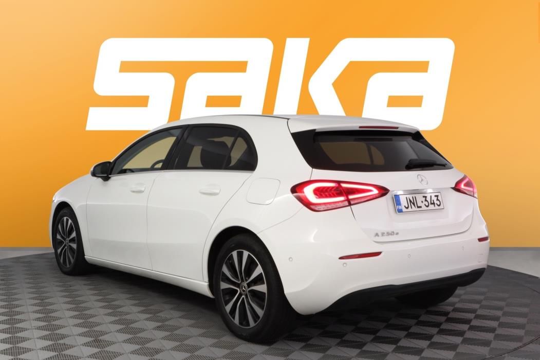 MERCEDES-BENZ A 2022