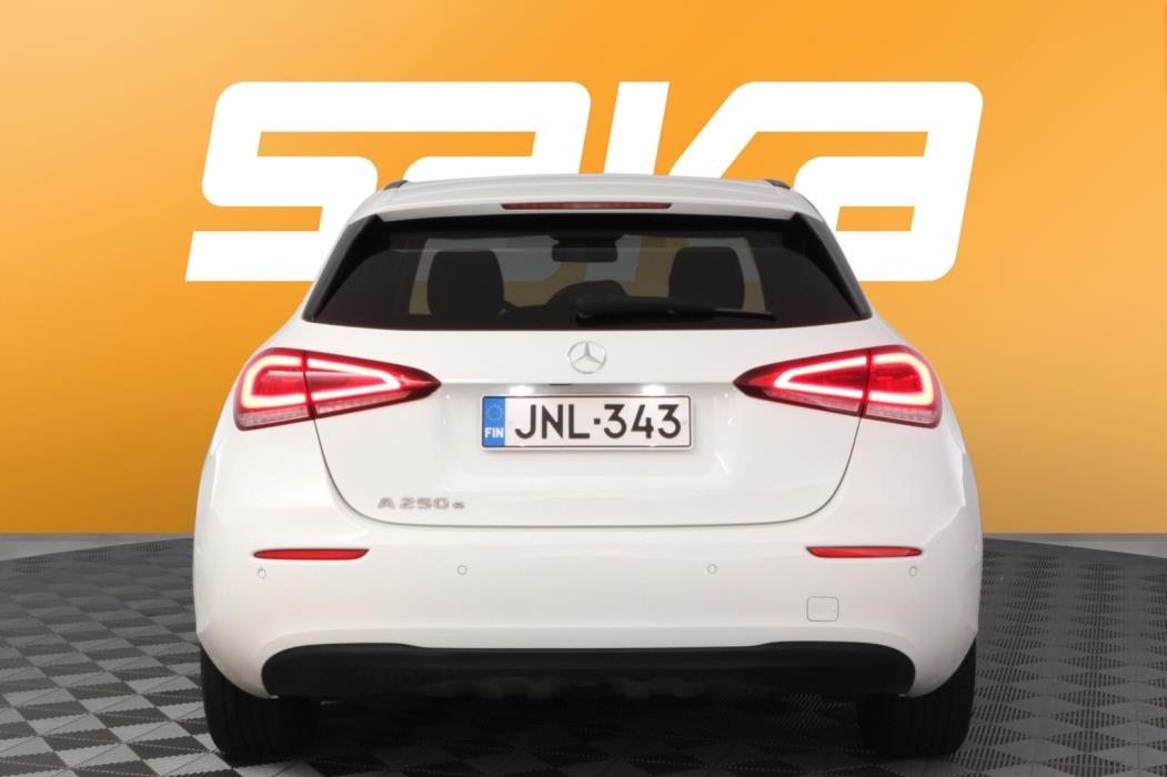 MERCEDES-BENZ A 2022