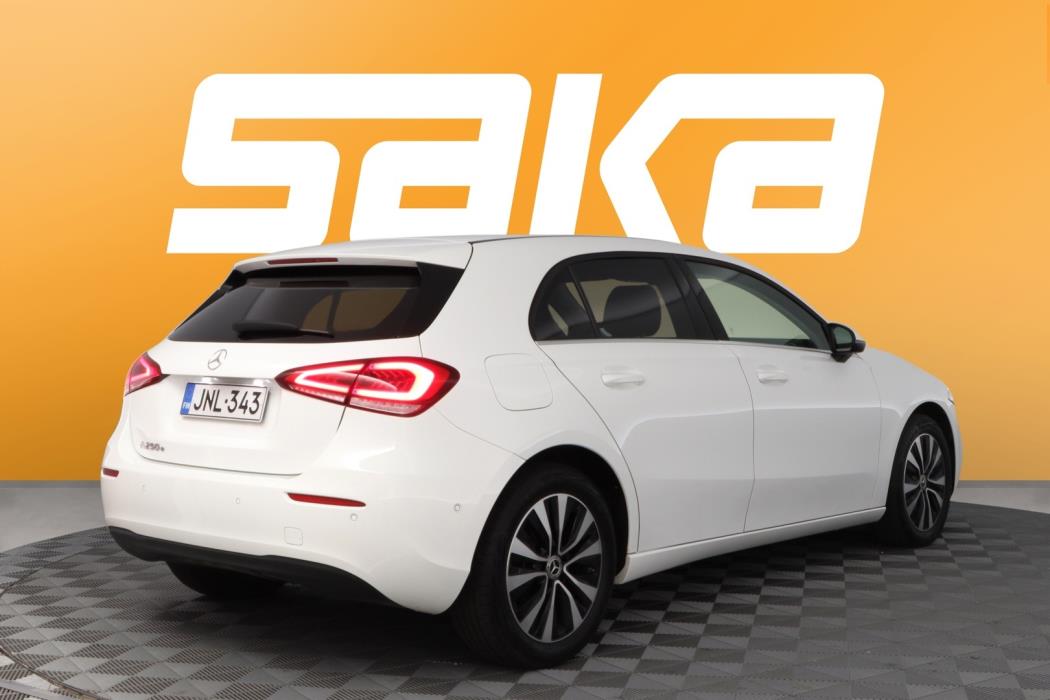 MERCEDES-BENZ A 2022