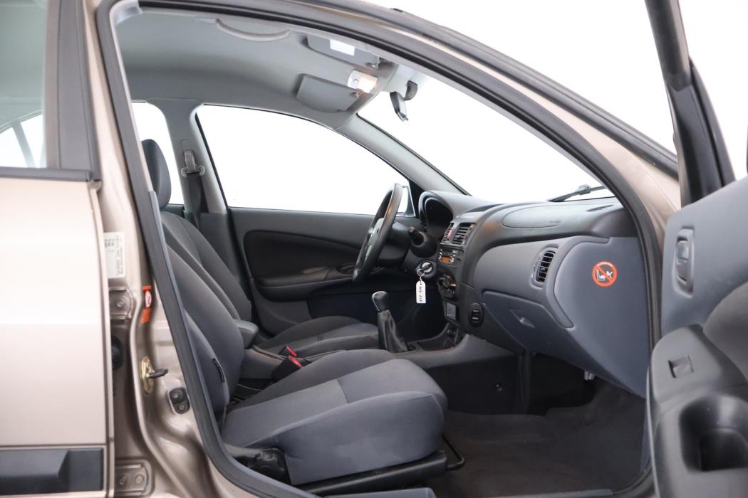 NISSAN Almera 2005