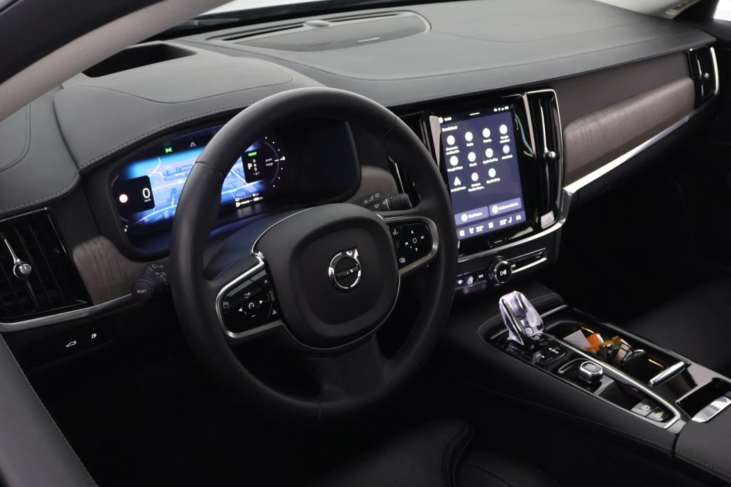 VOLVO V90 2023