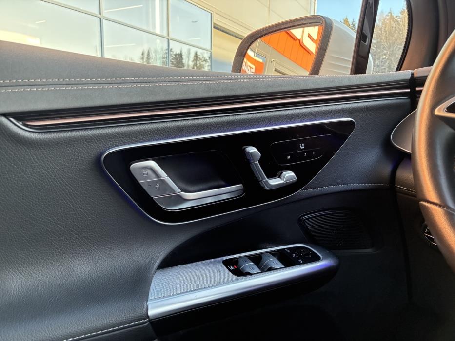 MERCEDES-BENZ EQE 2023