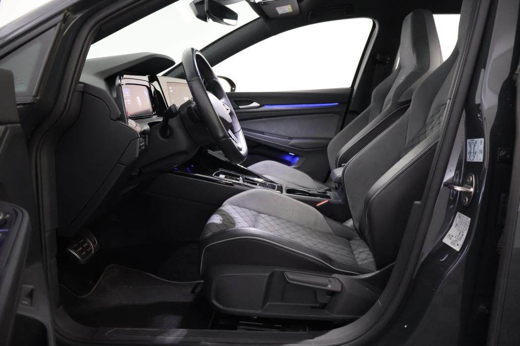 VOLKSWAGEN Golf 2023