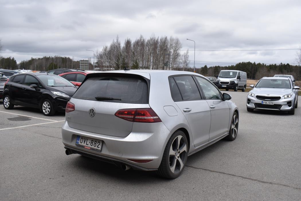VOLKSWAGEN Golf 2015