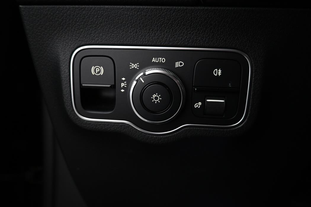 MERCEDES-BENZ EQA 2022