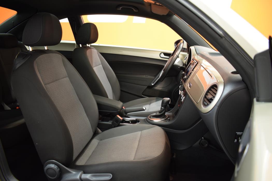 VOLKSWAGEN Beetle 2016
