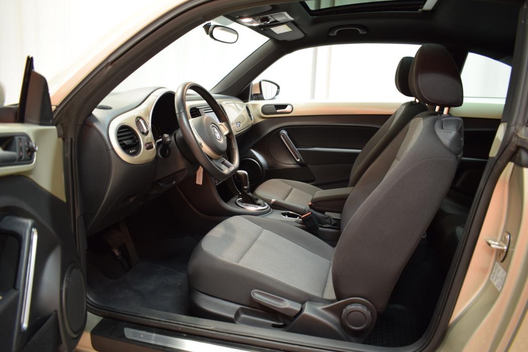 VOLKSWAGEN Beetle 2016