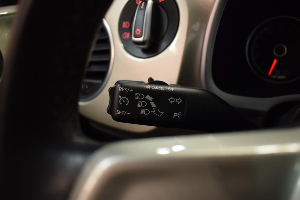 VOLKSWAGEN Beetle 2016