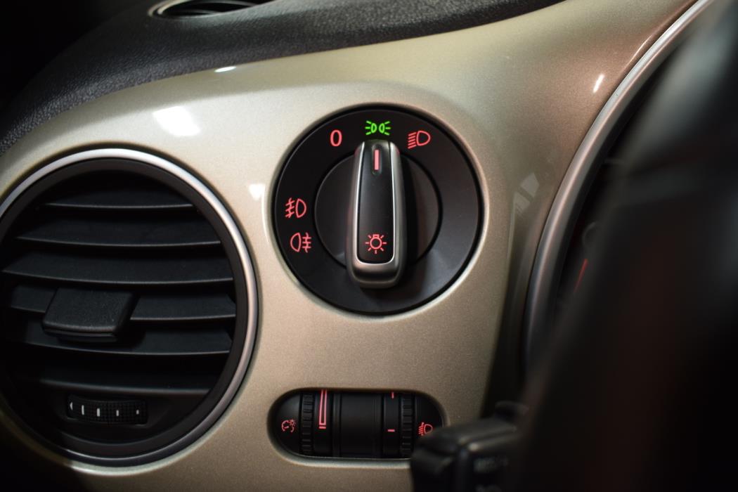 VOLKSWAGEN Beetle 2016