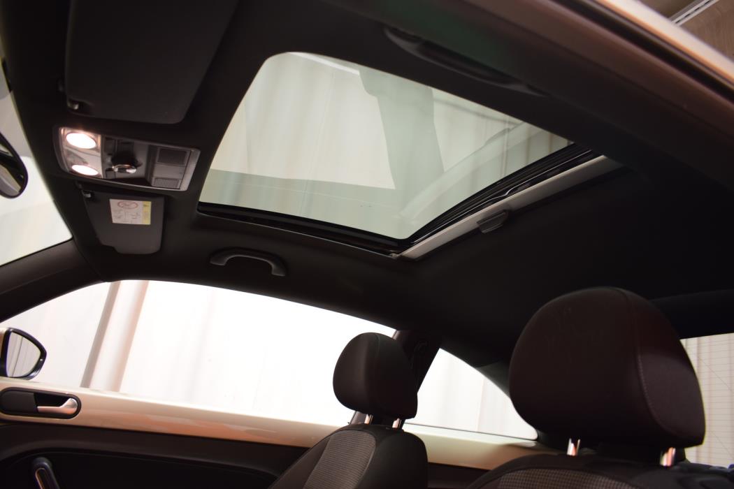 VOLKSWAGEN Beetle 2016
