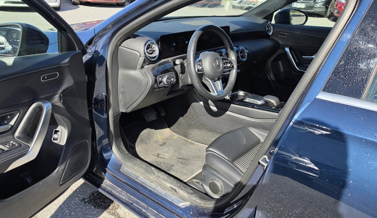 MERCEDES-BENZ A 2022
