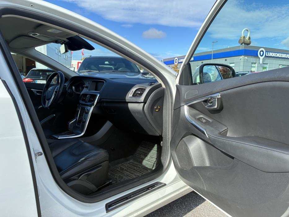 VOLVO V40 2018