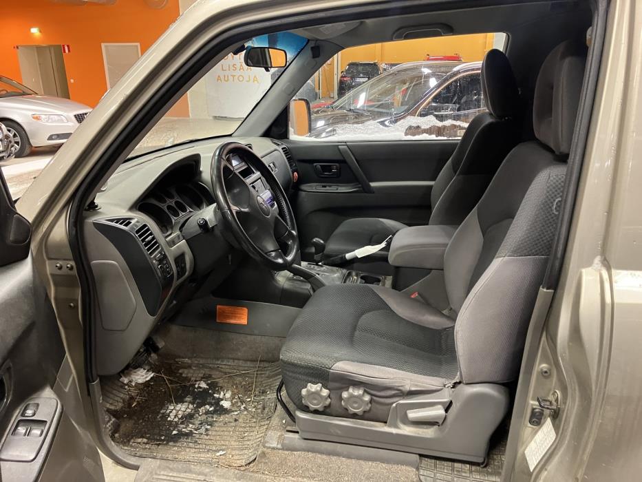 MITSUBISHI Pajero 2001